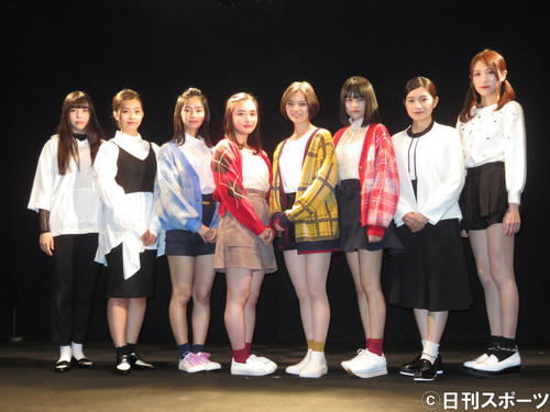 オムニバス公演の初日を迎えた劇団4ドル50セント。左から八鍬乃々、樹亜美、前田悠雅、安倍乙、湯川玲菜、国森桜、仲美海、谷口愛祐美（撮影・横山慧）
