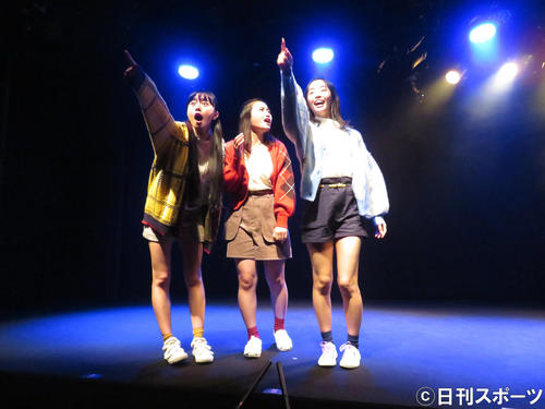 劇団4ドル50セントオムニバス公演のゲネプロを行った（左から）斎藤明里、安倍乙、前田悠雅（撮影・横山慧）