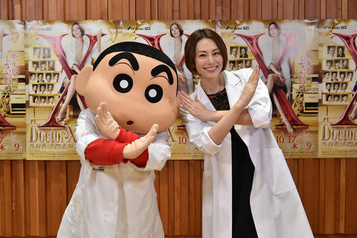 米倉涼子は野原しんのすけと“Xポーズ”で記念撮影（C）臼井儀人／双葉社・シンエイ・テレビ朝日・ADK