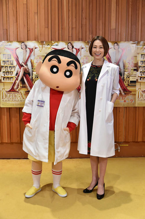 米倉涼子は野原しんのすけと記念撮影（C）臼井儀人／双葉社・シンエイ・テレビ朝日・ADK