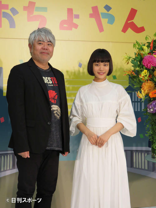 20年度後期「おちょやん」ヒロインに決まった杉咲花（右）と、脚本の八津弘幸氏（撮影・村上久美子）