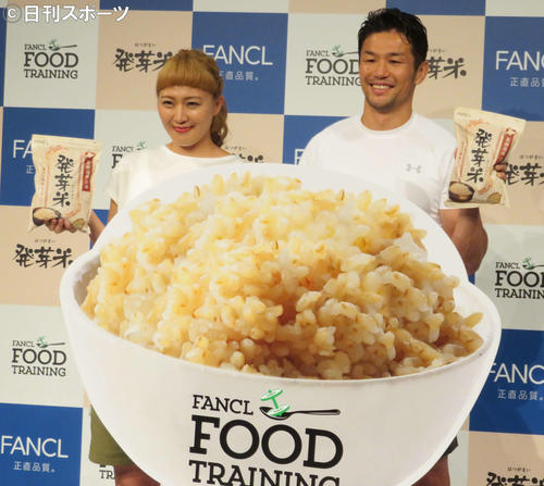 イベントに登場した丸山桂里奈（左）と広瀬俊朗氏