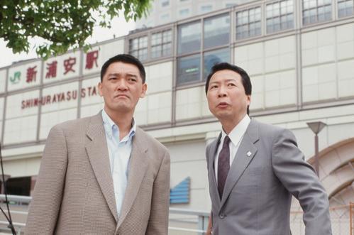 「課長サンの厄年」に出演した際の萩原健一さん（左）