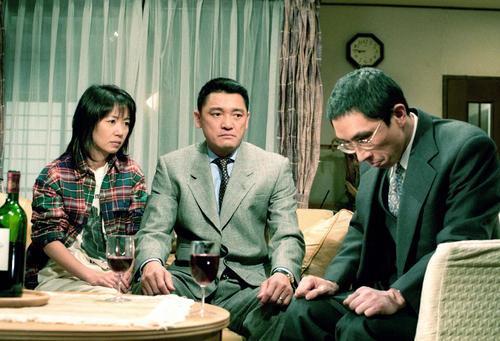 「冠婚葬祭部長」に出演した際の萩原健一さん（中央）