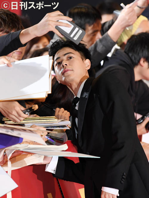 ファンとふれあう成田凌（撮影・横山健太）