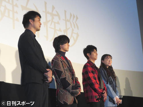 主演映画「ブラック校則」の公開初日舞台あいさつに出席した佐藤勝利（左から3人目）。左から菅原伸太監督、高橋海人、1人おいてモトーラ世理奈（撮影・横山慧）