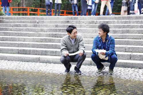 ラブラブな小泉孝太郎（左）とムロツヨシ