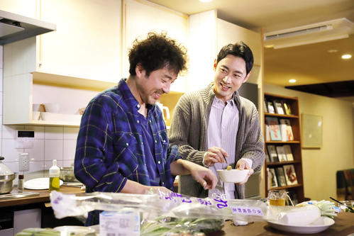 ラブラブなムロツヨシ（左）と小泉孝太郎