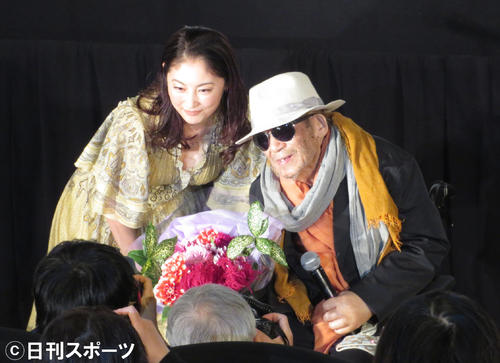 花束を贈呈した常盤貴子（左）と写真撮影する大林宣彦監督