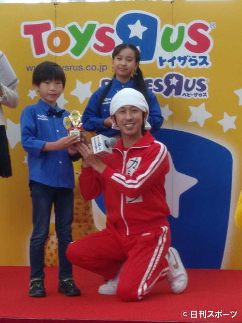 「トイザらス　クリスマスイベント2019～The　Greatest　CHristmas　Ever～」に出席した、左から村田大和君、カジサック、後ろは具志麗華さん
