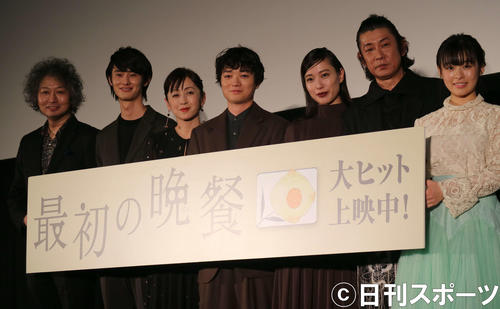映画「最初の晩餐」の公開記念舞台あいさつ。左から常盤司郎監督、楽駆、斉藤由貴、染谷将太、戸田恵梨香、永瀬正敏、森七菜
