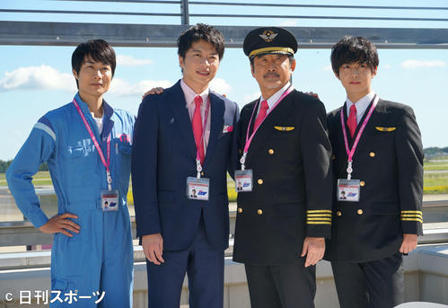 左から戸次重幸、田中圭、吉田鋼太郎、千葉雄大