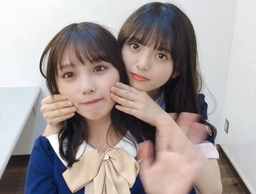 齋藤飛鳥（右）にほっぺを触られる与田祐希