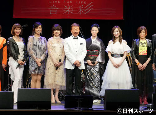 本田美奈子．さん追悼ライブイベント「音楽彩」に出演した、左から工藤夕貴、早見優、松本伊代、橋幸夫、坂本冬美、森口博子、TRFのYU－KI（撮影・遠藤尚子）