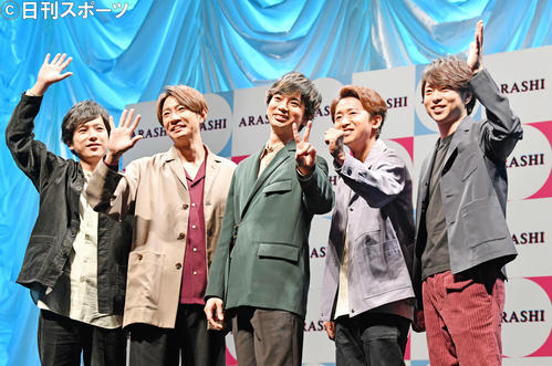 活動20周年を迎え会見を行った嵐は記念撮影する。左から二宮和也、相葉雅紀、松本潤、大野智、櫻井翔（撮影・滝沢徹郎）