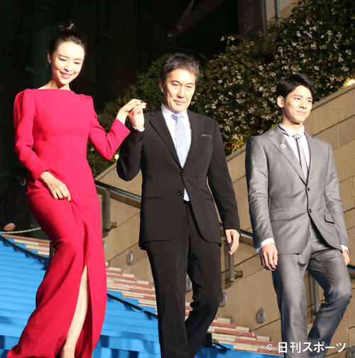 映画「オーバー・エベレスト　陰謀の氷壁」のワールドプレミアイベントで、チャン・ジンチューをエスコートする役所広司。右はリン・ボーホン