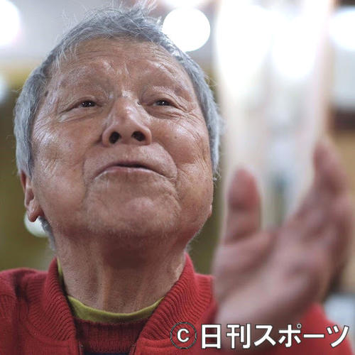 「山谷初男が歌う　寺山修司は生きている！」で寺山ワールドを再現する山谷初男さん