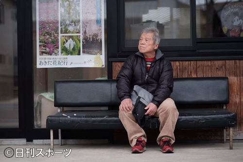 「山谷初男が歌う　寺山修司は生きている！」で寺山ワールドを再現する山谷初男さん