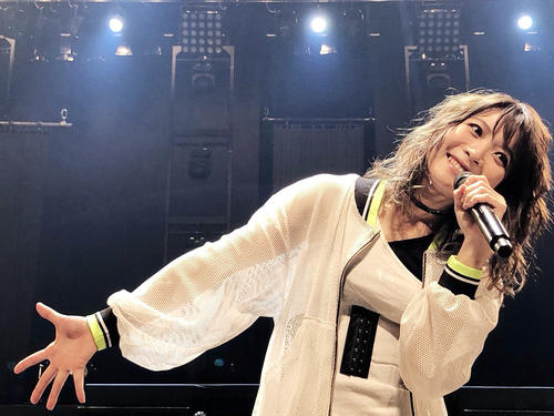 ホールツアー「May'n　Hall　Tour　2019『chordG／D』」で歌うMay'n（メイン）