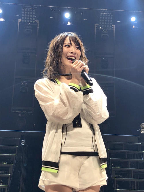 ホールツアー「May'n　Hall　Tour　2019『chordG／D』」で歌うMay'n（メイン）