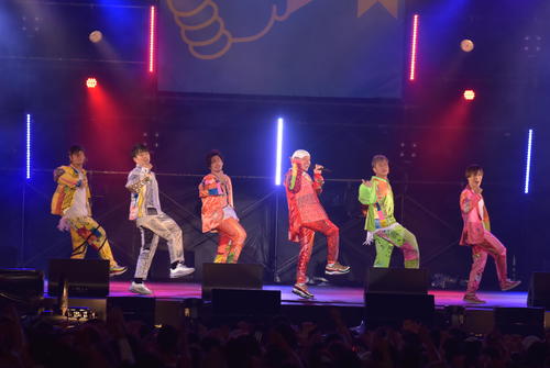 「ドゥシ！！フェス2019」で「U．S．A．」を歌うDA　PUMP