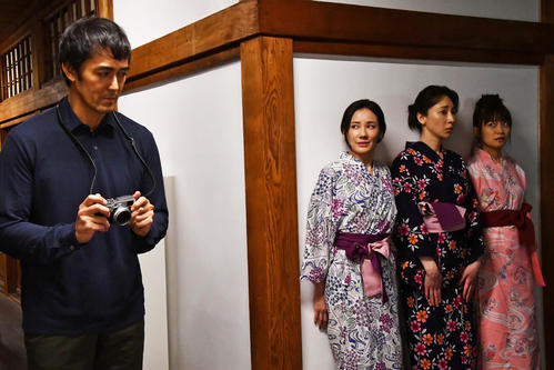 左から1人で写真を撮りまくる桑野信介（阿部寛）と、どん引きする吉山まどか（吉田羊）田中有希江（稲森いずみ）戸波早紀（深川麻衣）（C）カンテレ