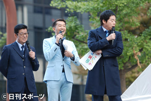 松井一郎大阪市長（左端）のボケ連発にタジタジになる今田耕司（右端）（撮影・松浦隆司）