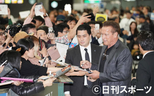 成田空港に到着し、集まったファンにサインをするアーノルド・シュワルツェネッガー（撮影・加藤諒）