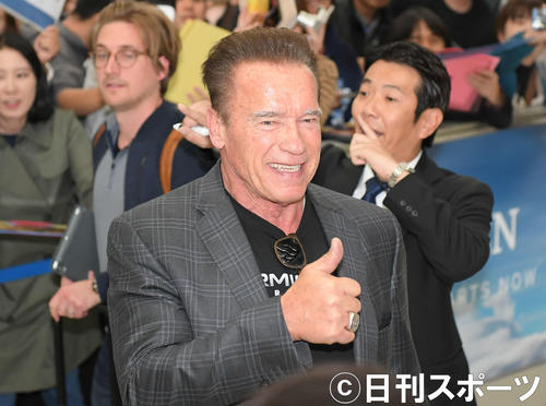 成田空港に到着し、親指を立てるアーノルド・シュワルツェネッガー（撮影・加藤諒）
