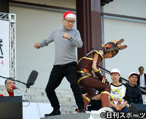 尻相撲で対決する大竹まこと（左）と吉田照美（撮影・遠藤尚子）