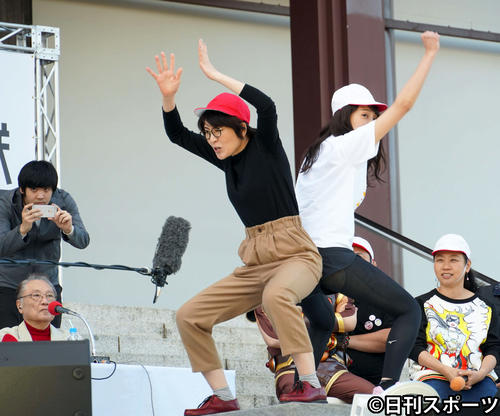 尻相撲で対決する光浦靖子（左）と上田まりえアナ（撮影・遠藤尚子）