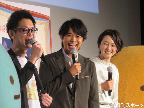 あいさつする、左からまんきゅう監督、井ノ原快彦、本上まなみ