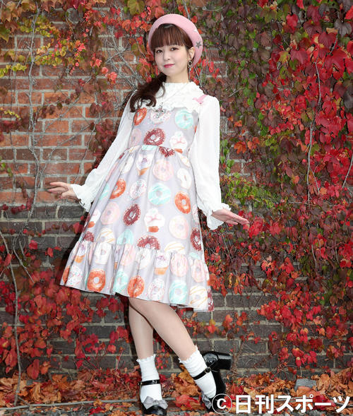 来社し笑顔で撮影に応じる春奈るな（撮影・佐藤翔太）