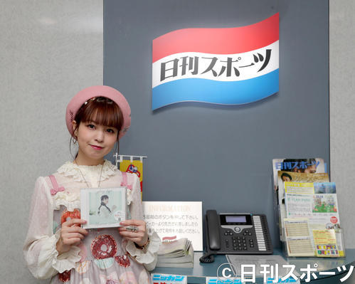 撮影に応じる春奈るな（撮影・佐藤翔太）