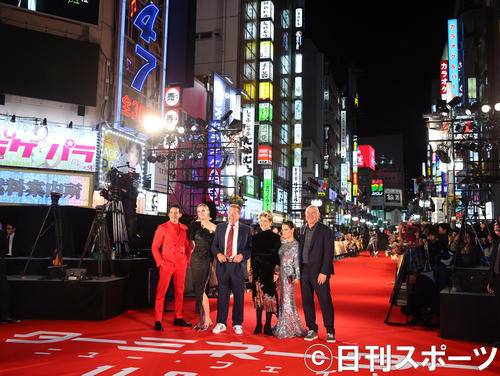 東京・新宿の歌舞伎町をバックに、写真に納まる、アーノルド・シュワルツェネッガーら（撮影・大野祥一）
