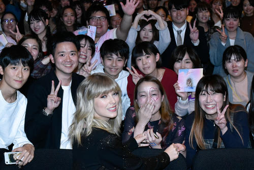 最新アルバム「Lover」来日イベントで笑顔を見せるテイラー・スウィフト