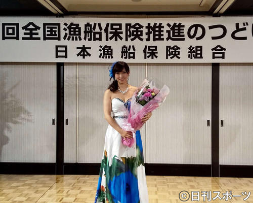 第28回全国漁船保険推進のつどい懇親会で「君蛍」などを披露した歌手のTomo_Yo（ともよ）