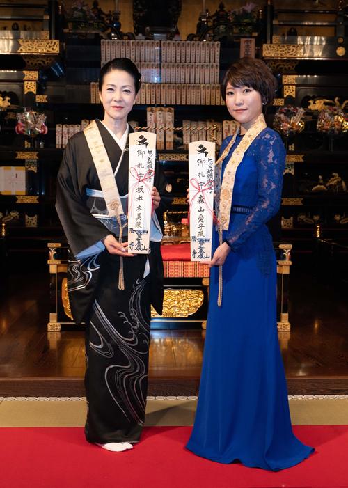 深川不動堂で大ヒット祈願をした坂本冬美（左）と森山愛子