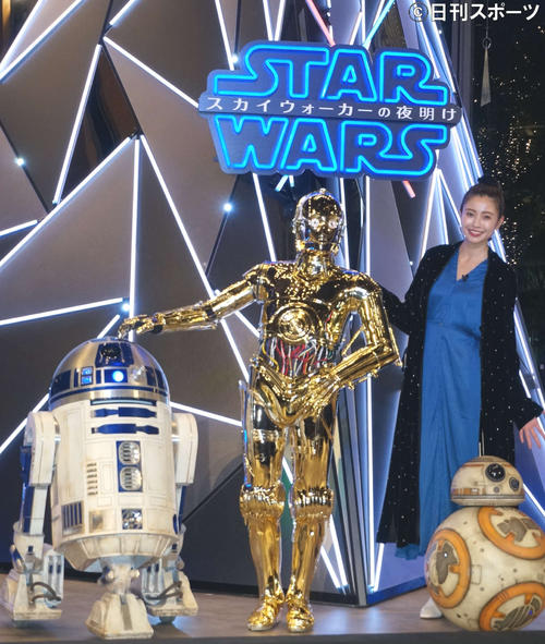 前列左からR2－D2、C－3PO、BB－8とクリスマス点灯式に参加した片瀬那奈