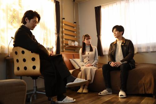 誉獅子雄（ディーン・フジオカ＝左）と若宮潤一（岩田剛典＝右）は「前世殺人をした」という女子高校生の高遠綾香（吉川愛＝中）に話を聞いた（C）フジテレビ