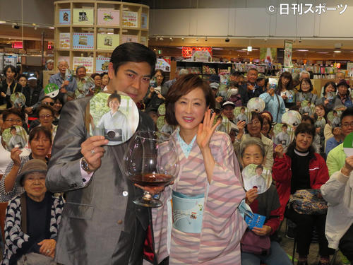 アルバムのPRイベントを行った城之内早苗と激励に駆けつけた、ゆうたろう