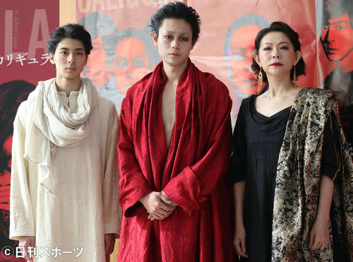 舞台「カリギュラ」に出演する、左から高杉真宙、菅田将暉、秋山菜津子