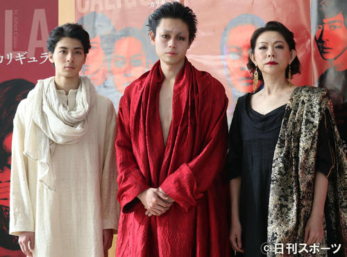 舞台「カリギュラ」に出演する、左から高杉真宙、菅田将暉、秋山菜津子