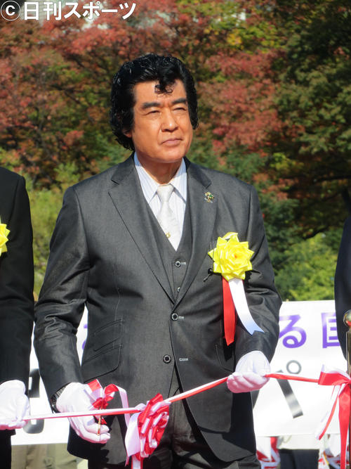 テープカットに出席した藤岡弘、