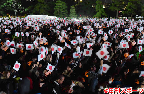 天皇陛下御即位をお祝いする国民祭典で提灯や日の丸を手に万歳三唱する参加者たち（撮影・小沢裕）