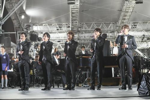 天皇陛下の即位を祝う「国民祭典」の祝賀式典で、奉祝曲を披露する嵐（代表撮影）