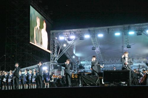 天皇陛下の即位を祝う「国民祭典」の祝賀式典で、奉祝曲を披露する嵐（代表撮影）