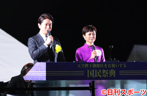 国民祭典のMCを務める谷原章介（左）と有働由美子（撮影・河田真司）