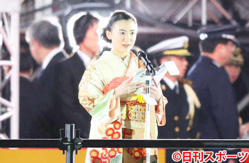 国民祭典のステージで祝辞を読み上げる芦田愛菜（撮影・河田真司）
