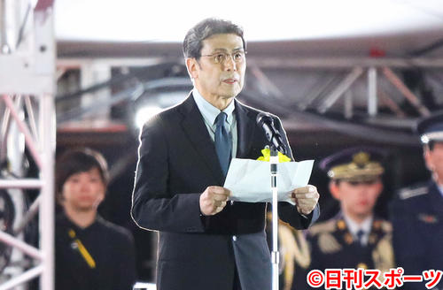 国民祭典のステージで祝辞を読み上げる松本白鸚（撮影・河田真司）